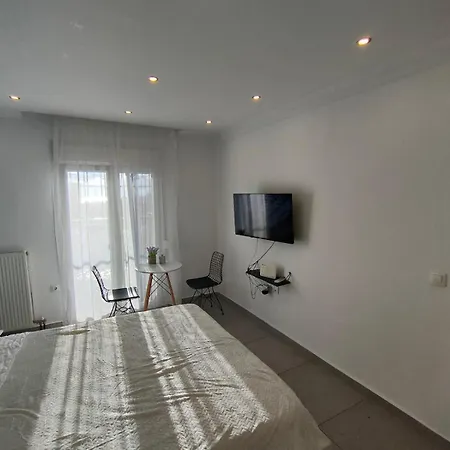 Metro Apartment *